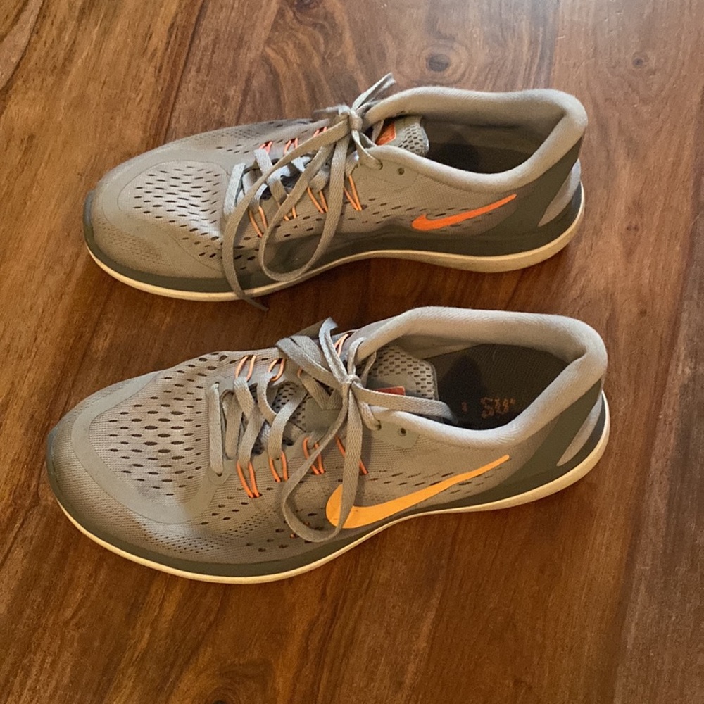 Nikes - Picture 3 of 4
